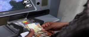 البنوك تدرس طلبا لإقراض الحكومة بضمان المقاصة وتأجيل أقساط القرض التجميعي